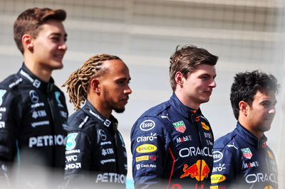 Max Verstappen (NLD) Red Bull Racing dengan George Russell (GBR) Mercedes AMG F1; Lewis Hamilton (GBR) Mercedes AMG F1; dan Sergio Perez (MEX) Red Bull Racing.