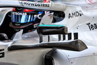 George Russell (GBR) Mercedes AMG F1 W13 - detail cermin.