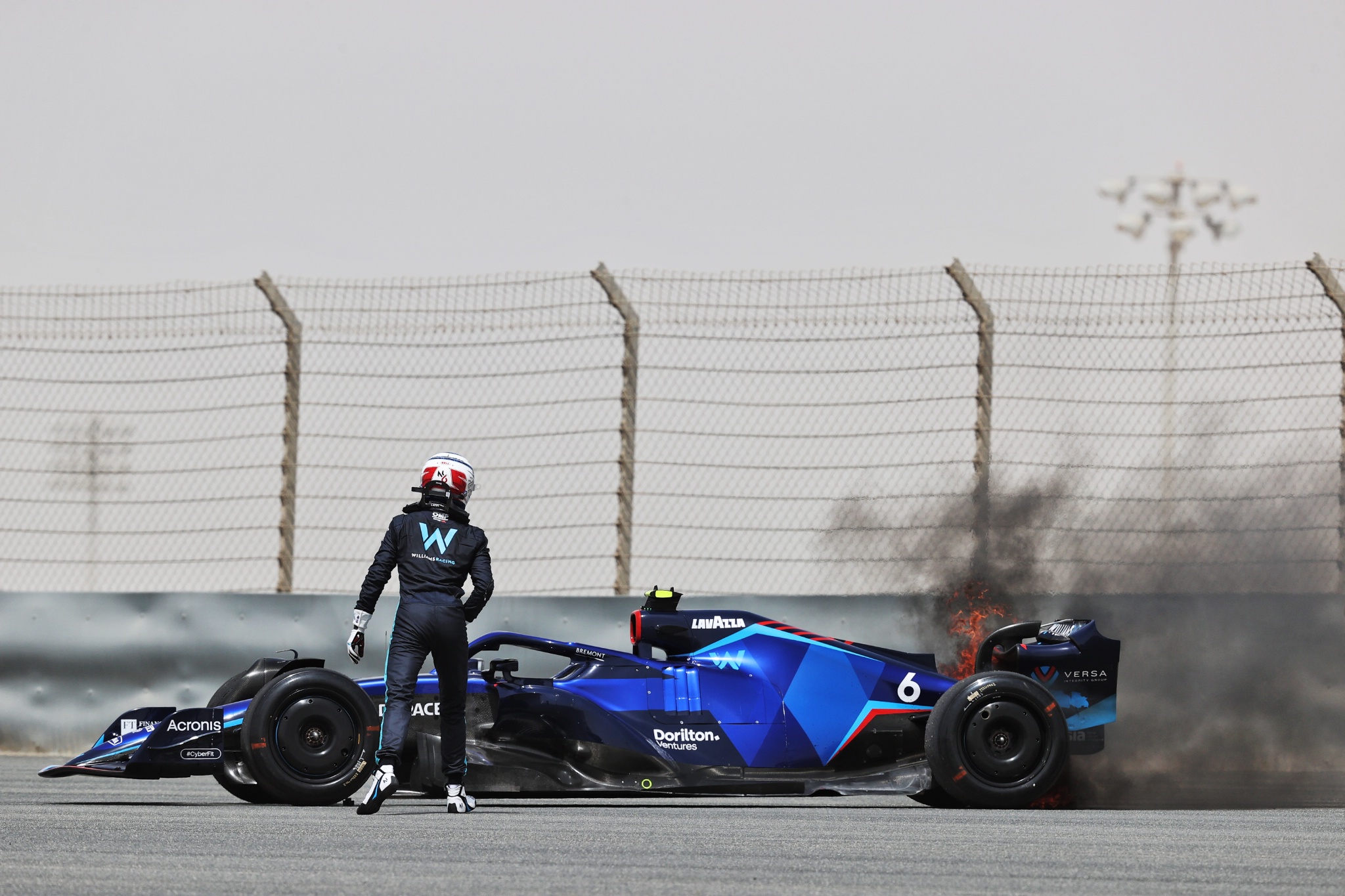 Nicholas Latifi (CDN) Williams Racing FW44 berhenti di sirkuit dengan rem belakang terbakar.