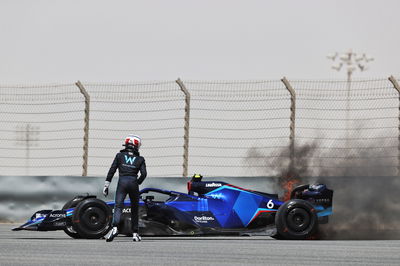 Nicholas Latifi (CDN) Williams Racing FW44 berhenti di sirkuit dengan rem belakang terbakar.