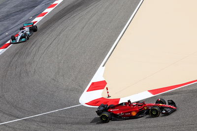 Charles Leclerc (MON) Ferrari F1-75 dan George Russell (GBR) Mercedes AMG F1 W13.