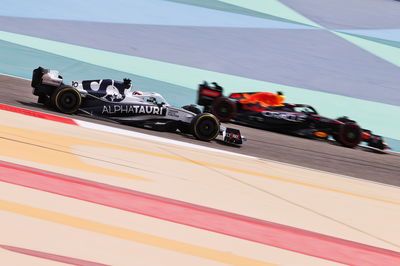 Pierre Gasly (FRA) AlphaTauri AT03 dan Sergio Perez (MEX) Red Bull Racing RB18.