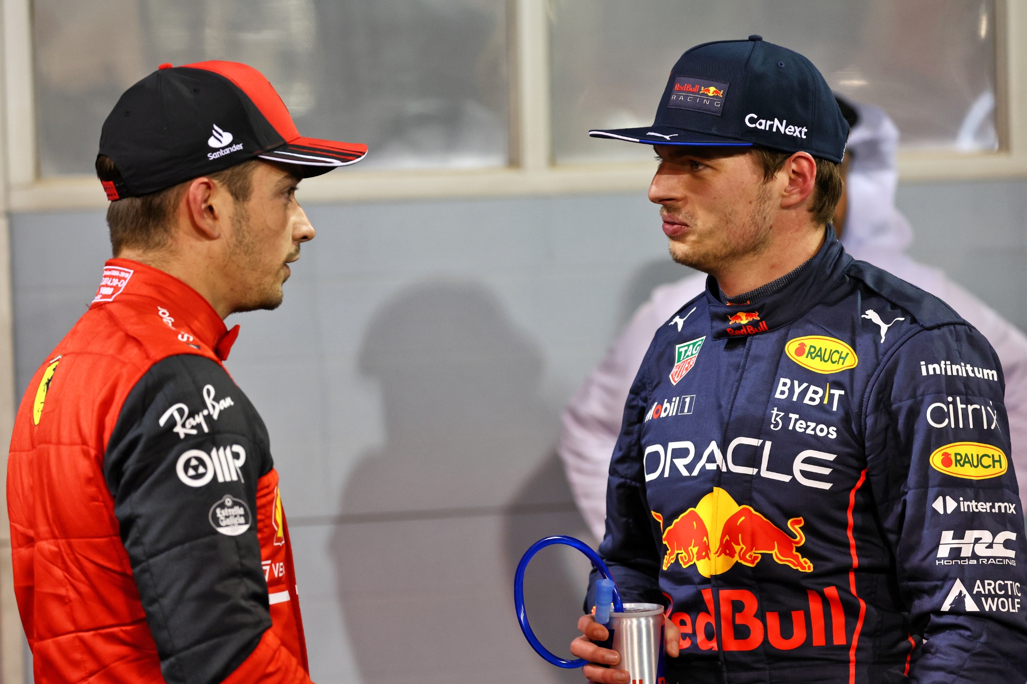 (L to R): Pengasuh tiang Charles Leclerc (MON) Ferrari dengan Max Verstappen (NLD) Red Bull Racing di parc ferme kualifikasi.