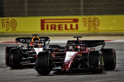 Charles Leclerc (MON) Ferrari F1-75 memimpin Max Verstappen (NLD) Red Bull Racing RB18.