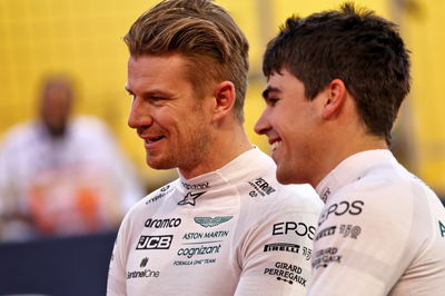 Nico Hulkenberg (GER) Pembalap Cadangan Tim Aston Martin F1 dengan rekan setimnya Lance Stroll (CDN) Tim Aston Martin F1 di grid.