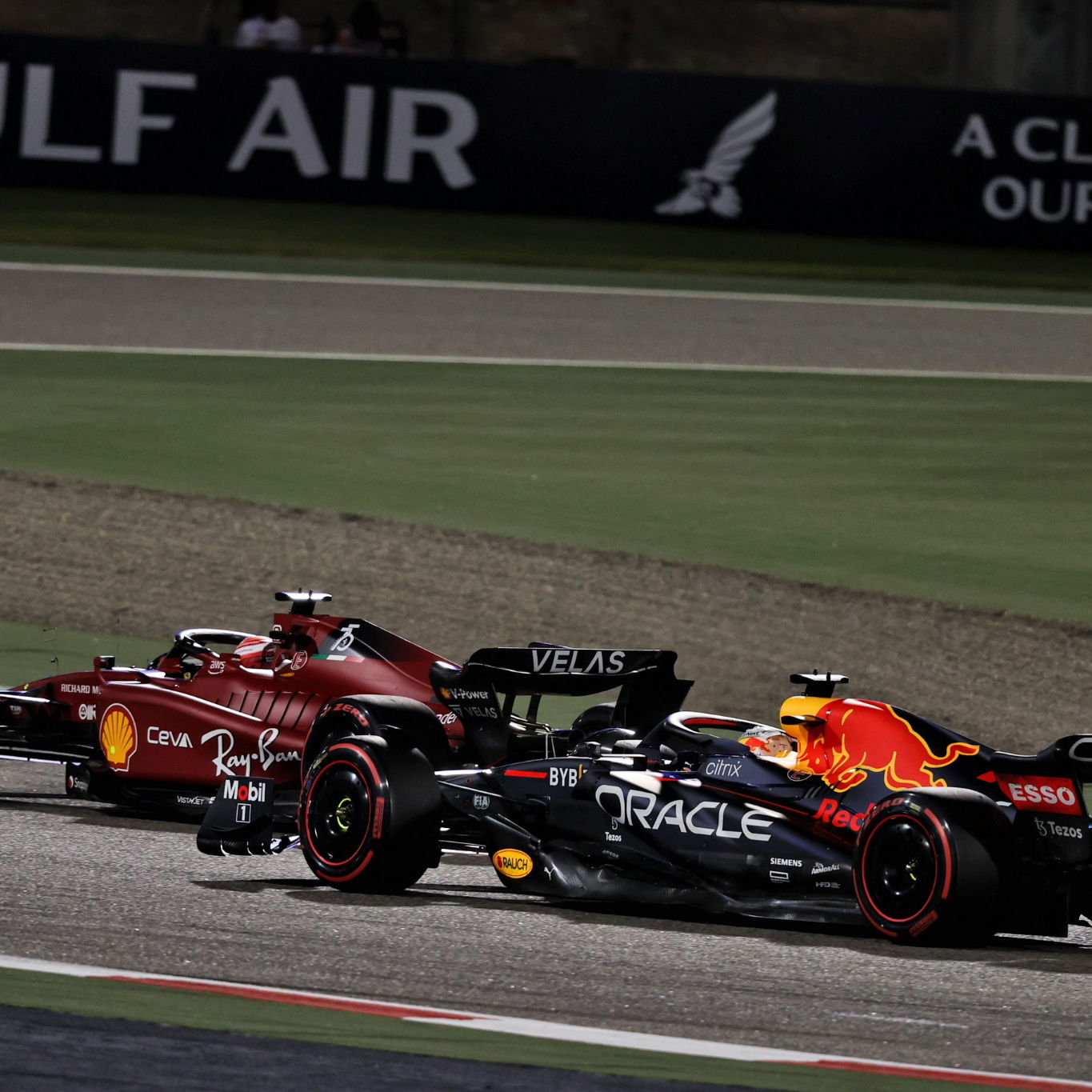 Charles Leclerc (MON) Ferrari F1-75 and Max Verstappen (NLD) Red Bull Racing RB18 battle for position.
