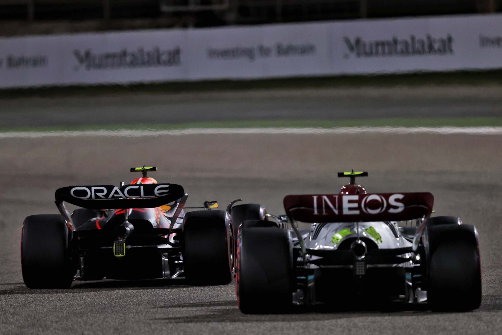Sergio Perez (MEX) Red Bull Racing RB18 leads Lewis Hamilton (GBR) Mercedes AMG F1 W13.