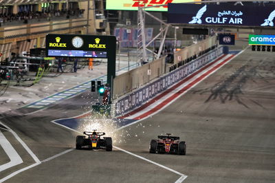 Max Verstappen (NLD) Red Bull Racing RB18 and Charles Leclerc (MON) Ferrari F1-75 battle for position.