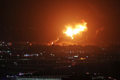 Circuit atmosphere - fire following a missile strike on an Aramco oil facility.