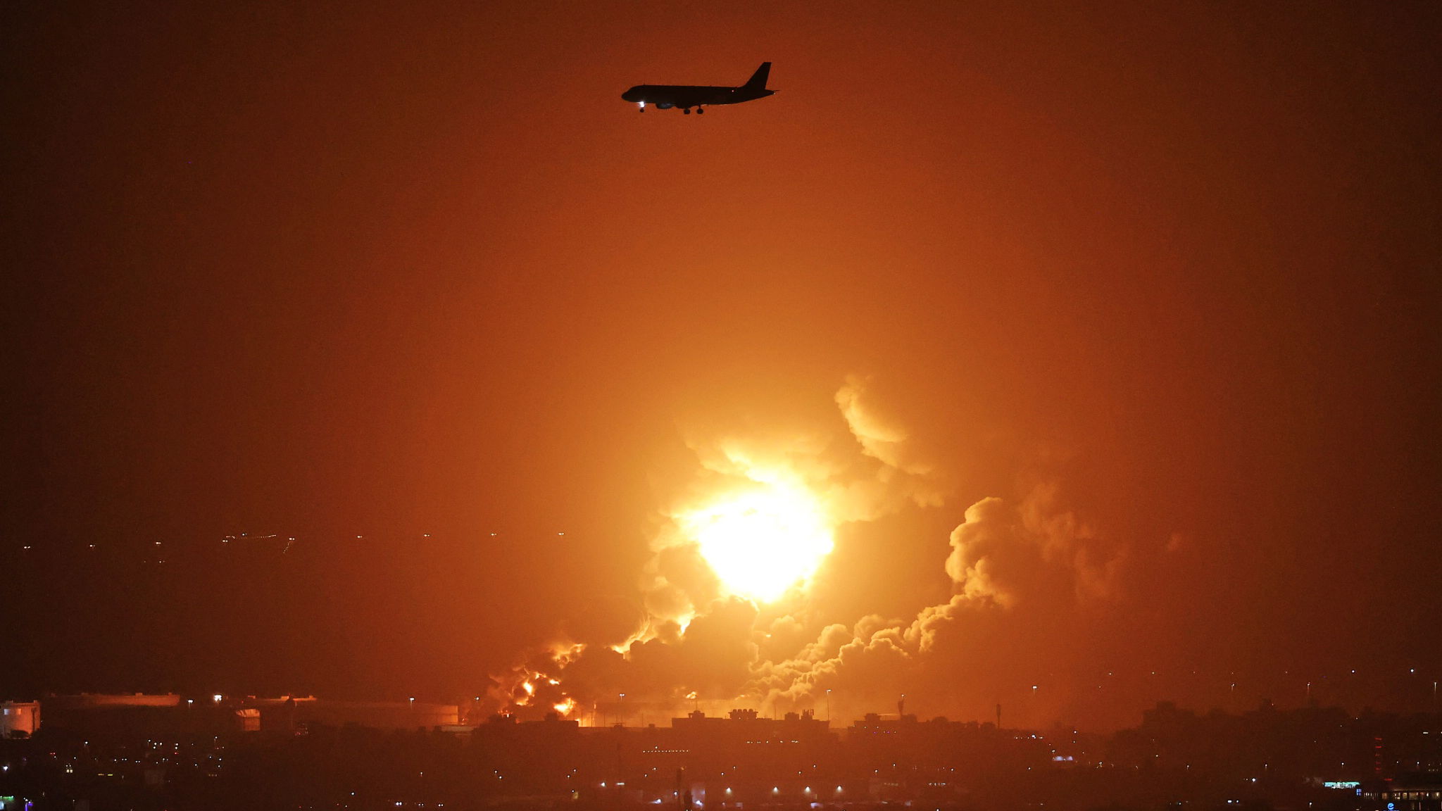 Circuit atmosphere - fire following a missile strike on an Aramco oil facility.