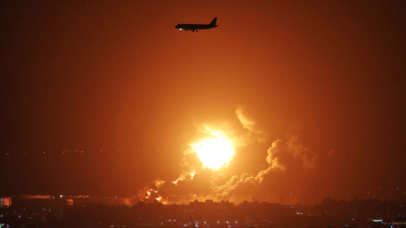 Circuit atmosphere - fire following a missile strike on an Aramco oil facility.