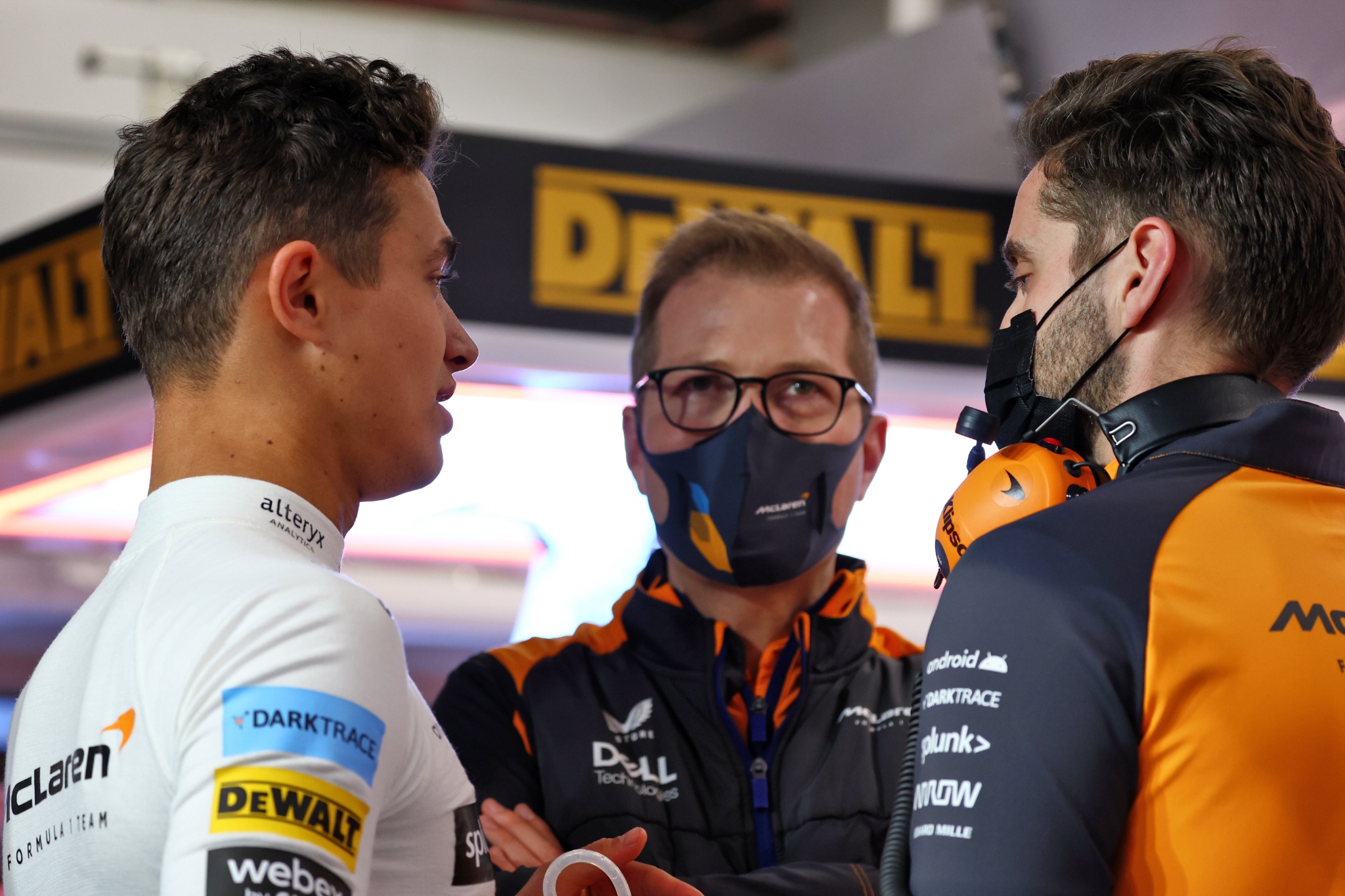 Andreas Seidl, McLaren Managing Director (Tengah) dan Lando Norris (GBR) McLaren (Kiri).
