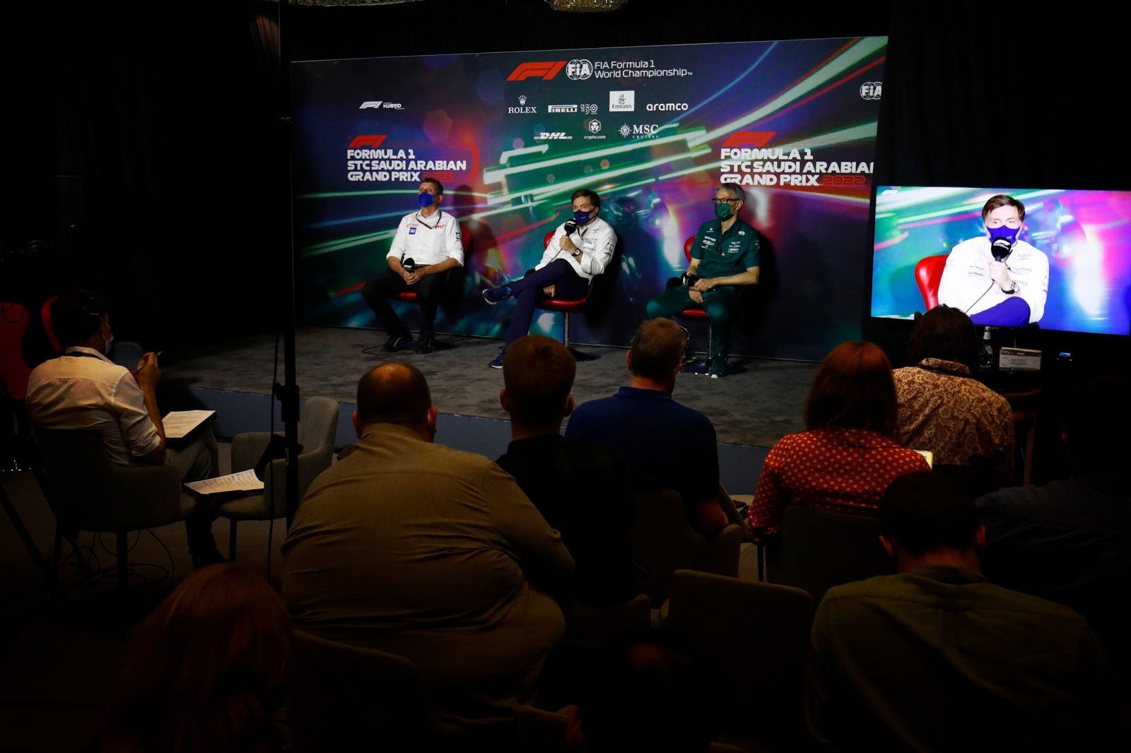 (L ke R ): Guenther Steiner (ITA) Haas F1 Team Prinicipal; Jost Capito (GER) Williams Racing Chief Executive Officer; dan Mike Krack (LUX) Aston Martin F1 Team, Team Principal, dalam Konferensi Pers FIA.