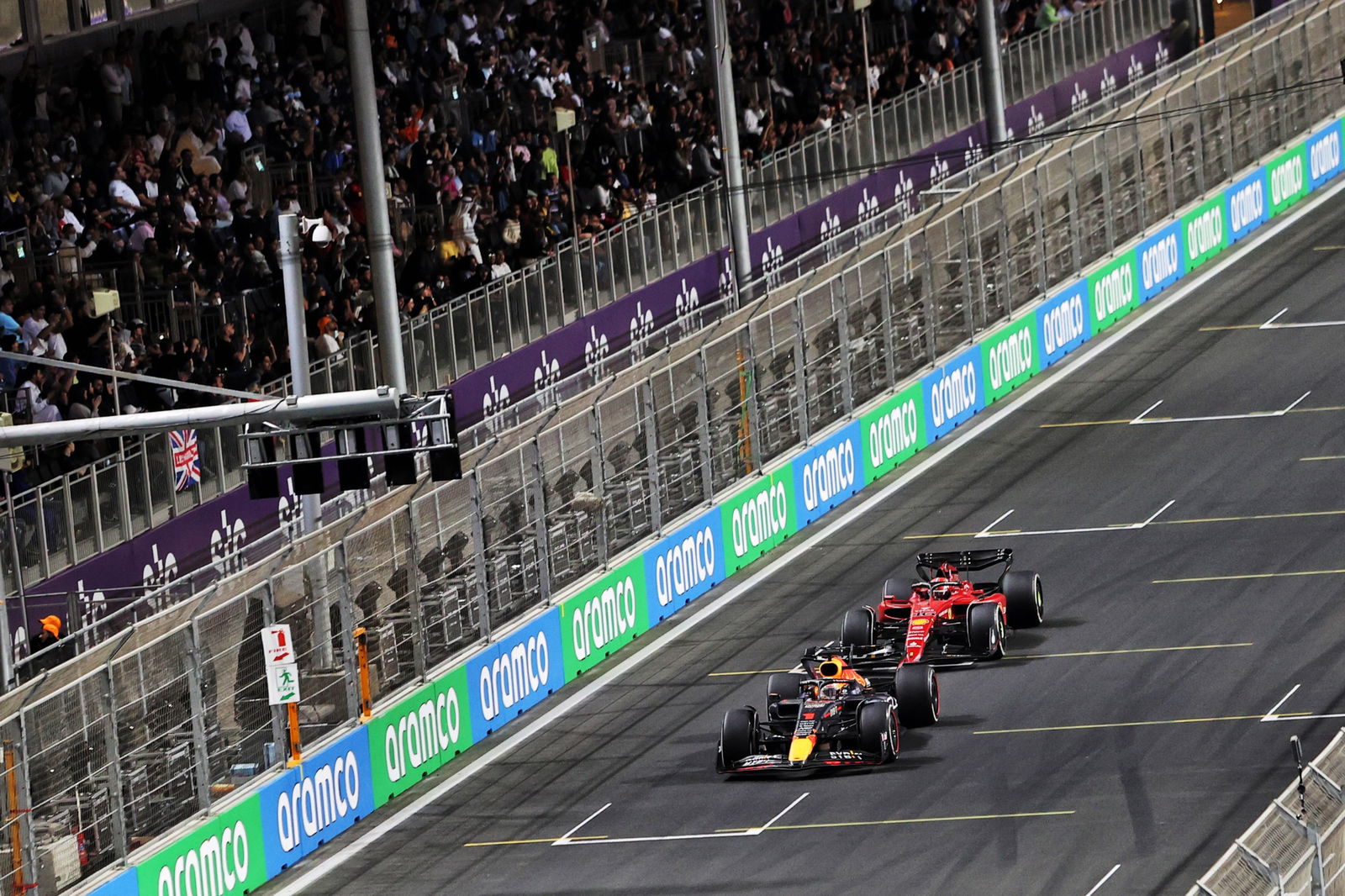 Max Verstappen (NLD) ) Red Bull Racing RB18 dan Charles Leclerc (MON) Ferrari F1-75 bertarung untuk memimpin balapan.