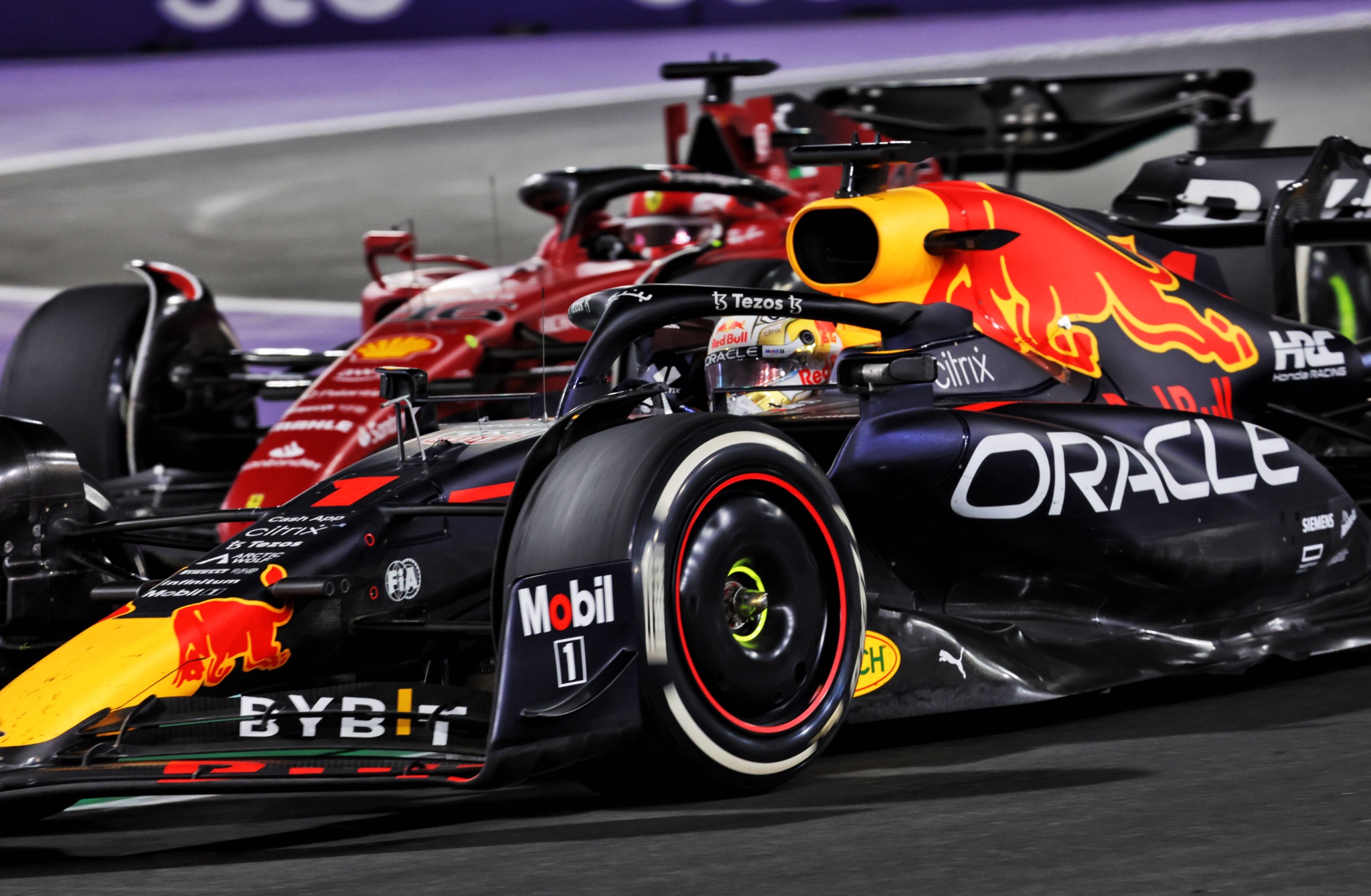 Max Verstappen (NLD) Red Bull Racing RB18 leads Charles Leclerc (MON) Ferrari F1-75.
