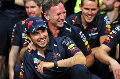 Sergio Perez (MEX) ) Red Bull Racing dengan Christian Horner (GBR) Red Bull Racing Team Principal.