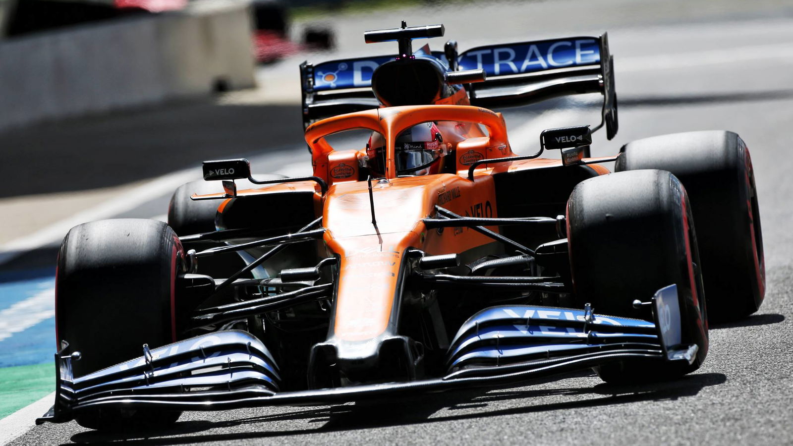 Sainz menyerang Grosjean yang 