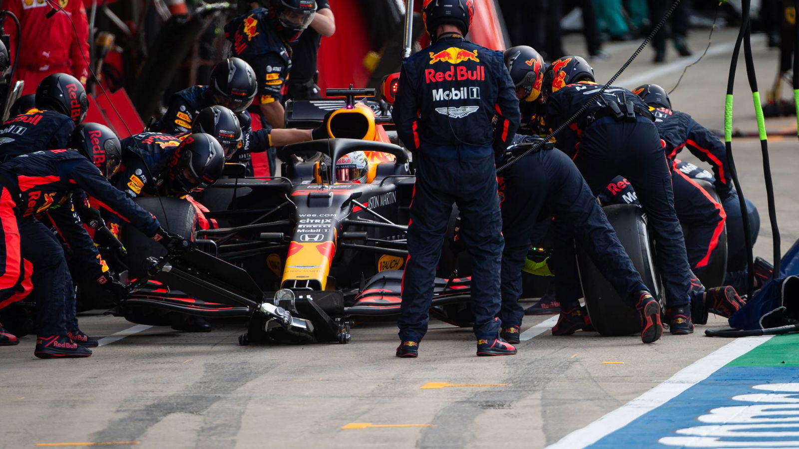 Red Bull membela pitstop F1 GP Inggris yang terlambat dari Verstappen