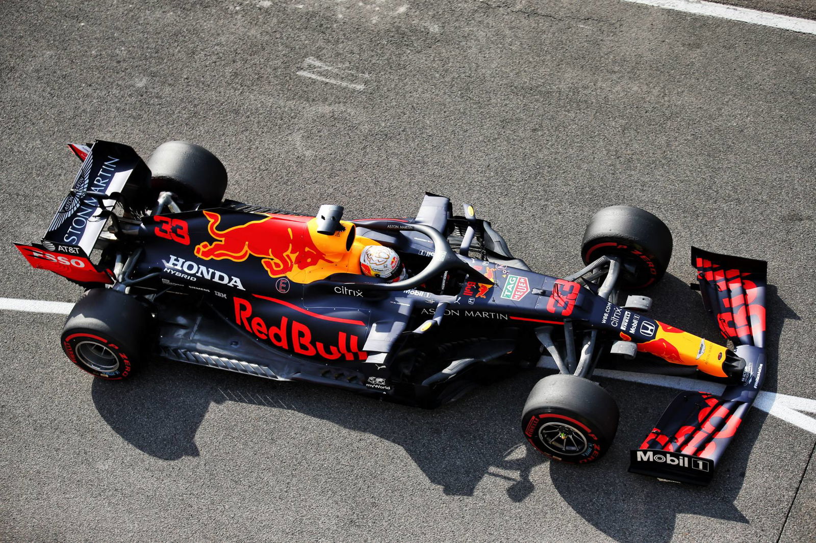 Max Verstappen (NLD) Red Bull Racing RB16.