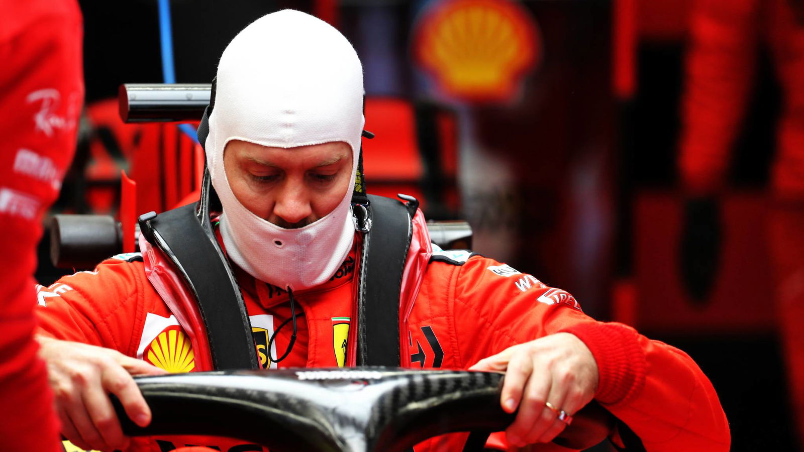 Vettel mempertimbangkan untuk bergabung dengan rival F1 dalam balapan sim