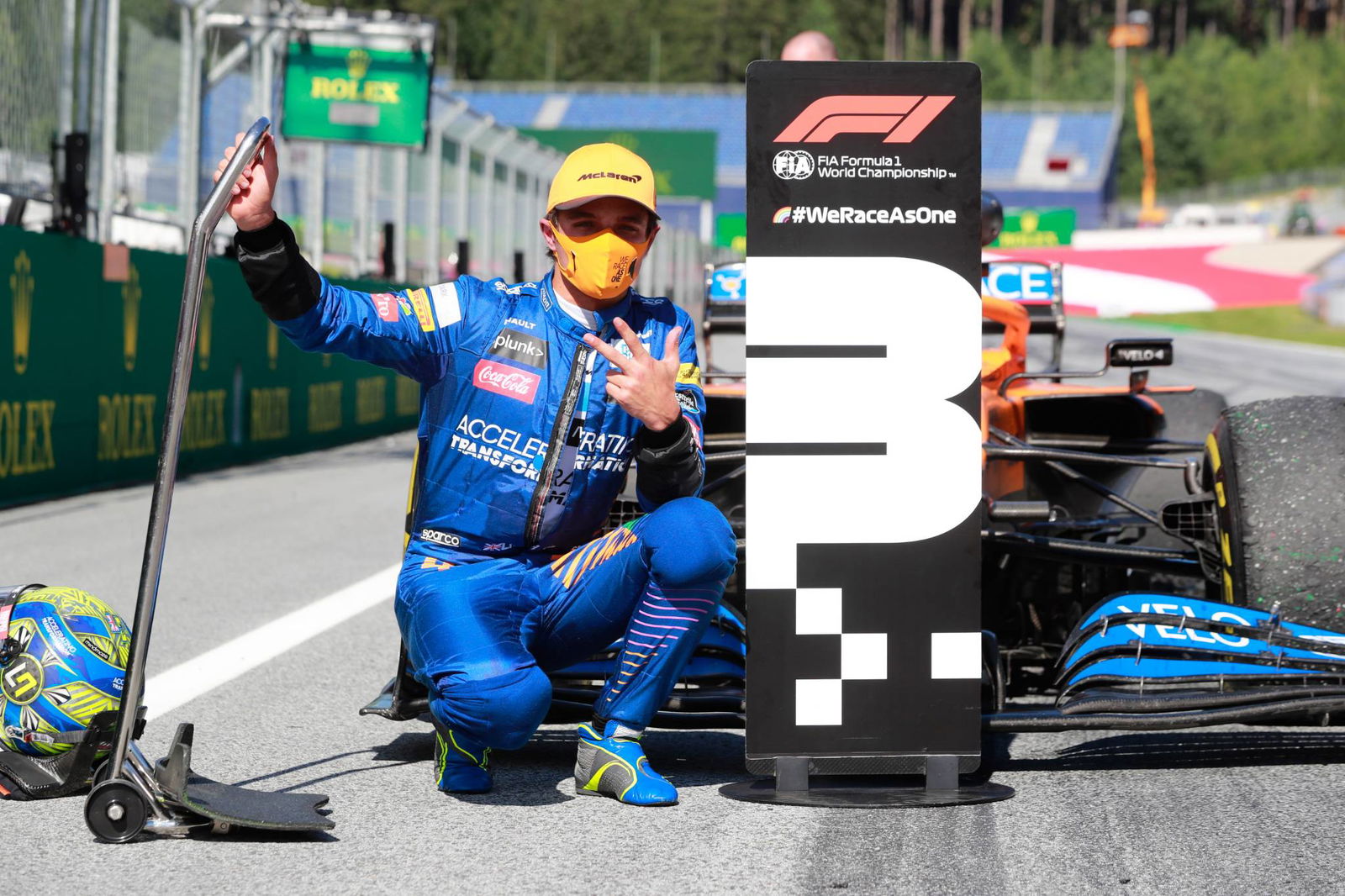 Hamilton lebih dari setengah jalan menuju larangan balapan F1