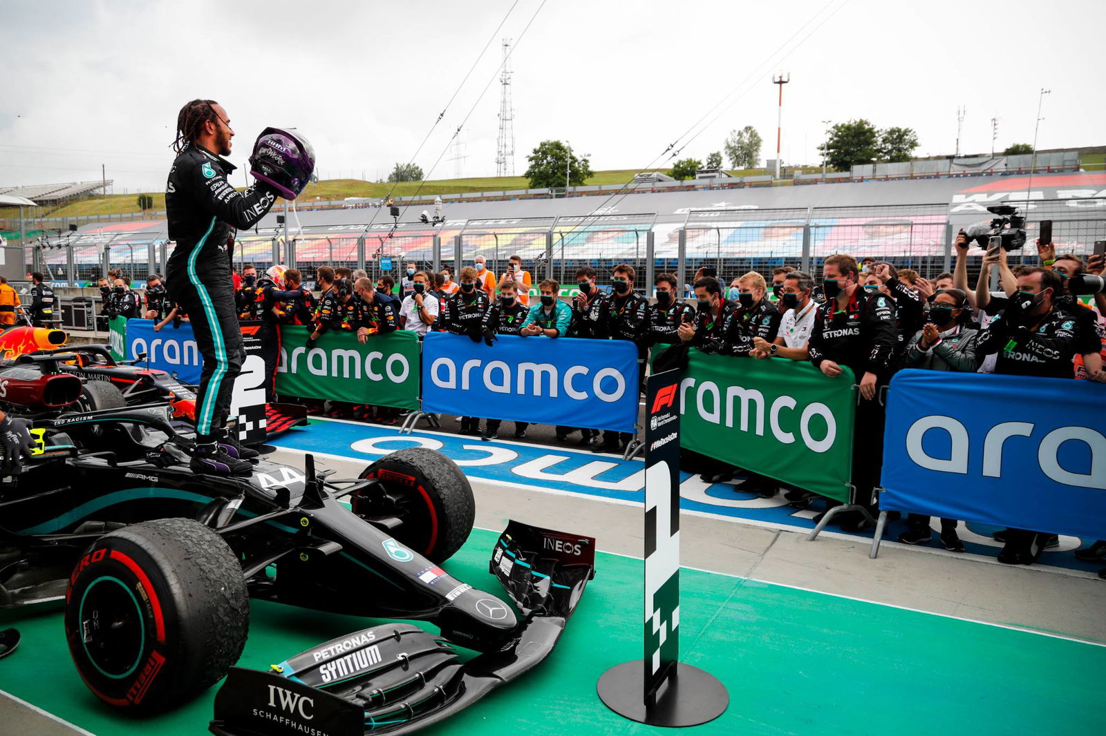Hamilton menjelaskan 