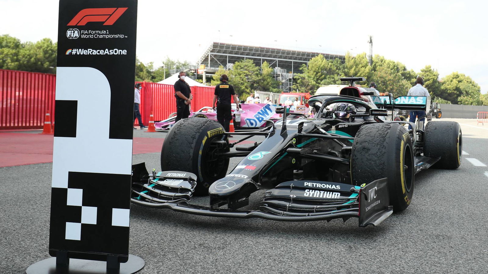 Hamilton piles pressure on Pirelli for better F1 tyres