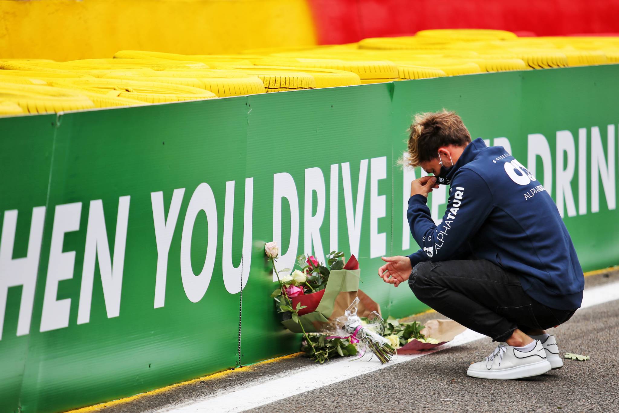 Pierre Gasly (FRA) AlphaTauri pays his respects to Anthoine Hubert.