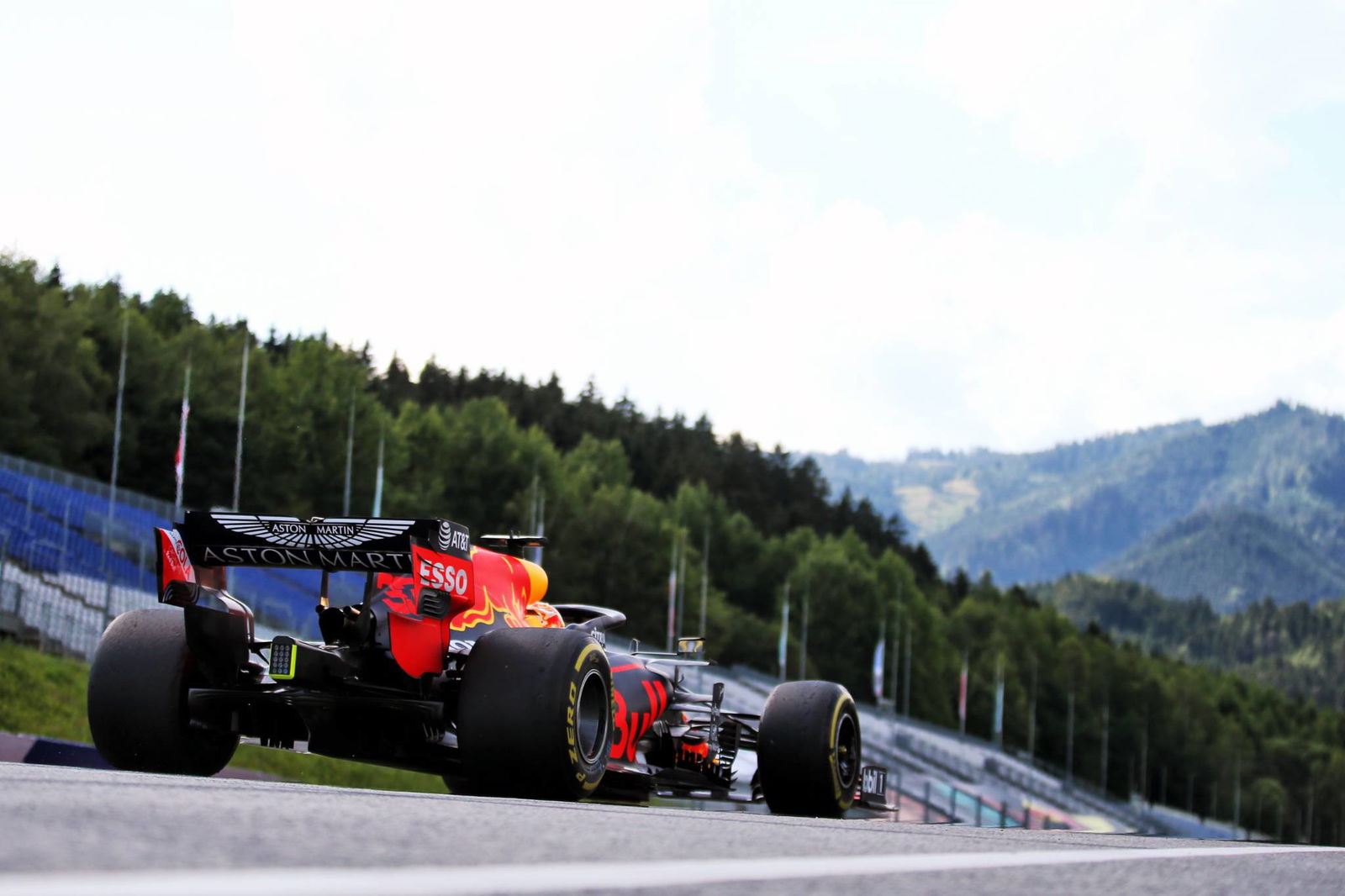 Leclerc melihat '' potensi '' dalam peningkatan baru Ferrari F1