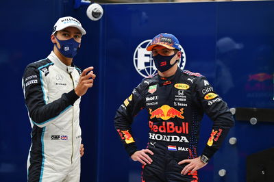 (L to R): peringkat kedua George Russell (GBR) Williams Racing di parc ferme kualifikasi dengan pole sitter Max Verstappen (NLD) Red Bull Racing.