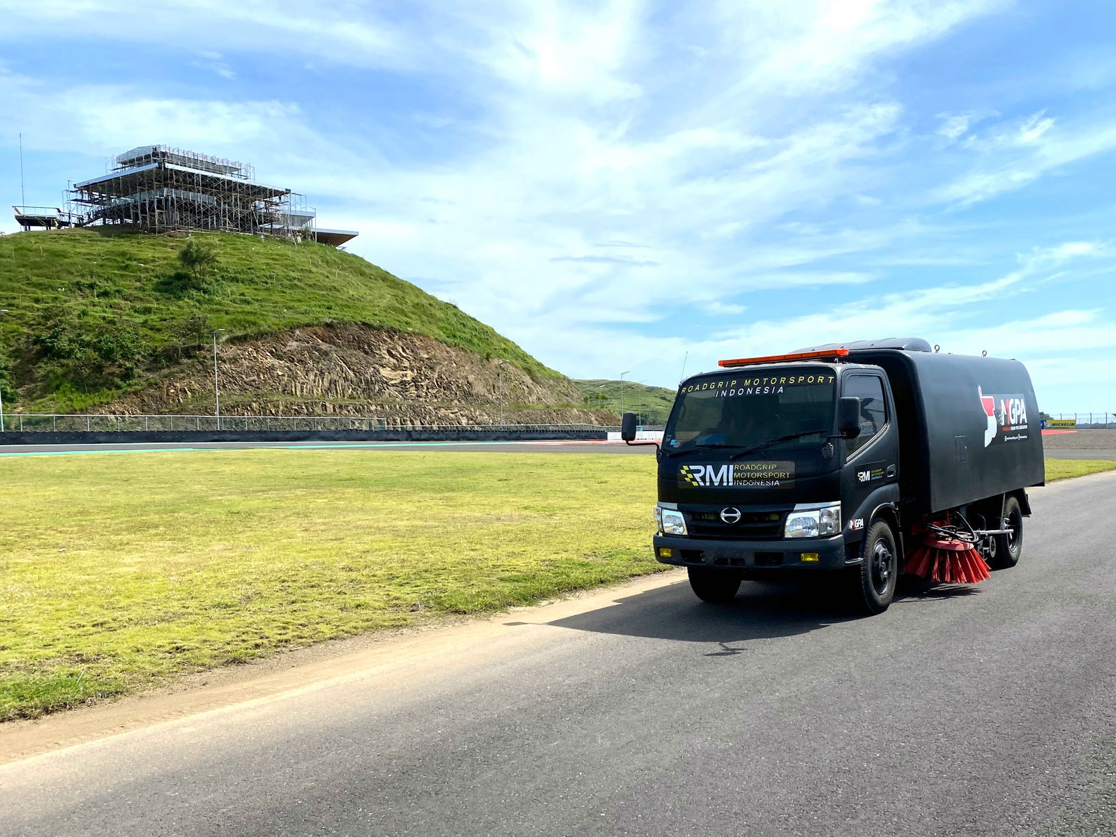 Pembersihan trek, MotoGP Indonesia, 14 Maret 2022