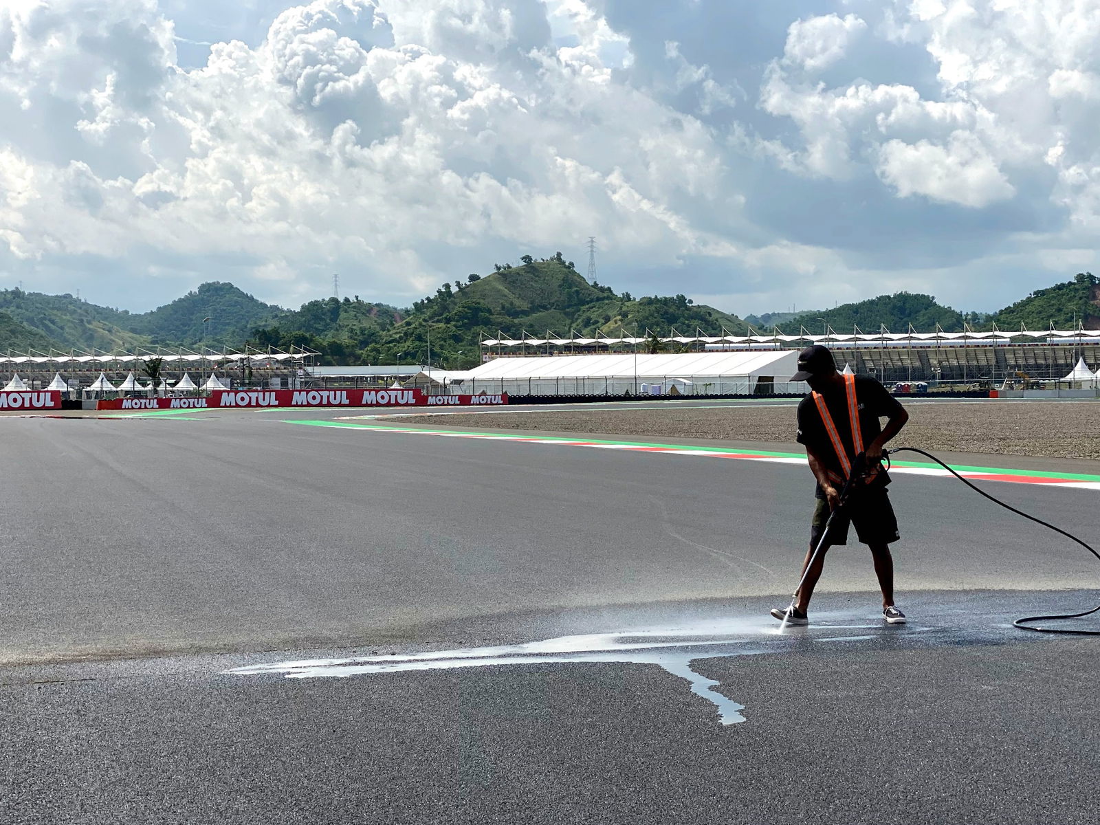 Pembersihan trek, MotoGP Indonesia, 14 Maret 2022