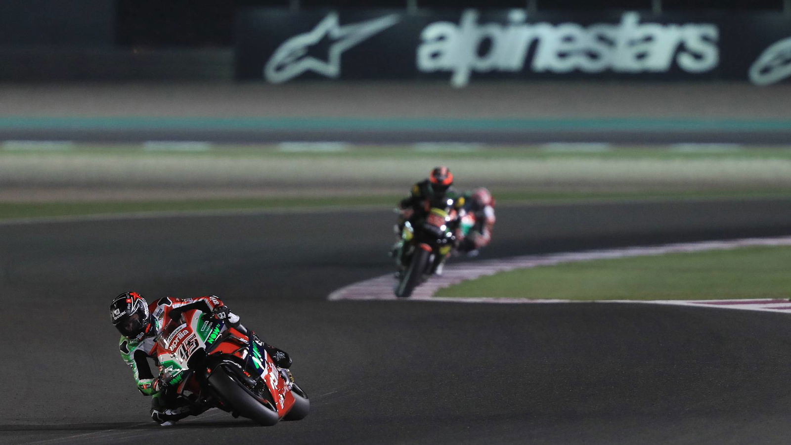 Isu terpisah membuat pasangan Aprilia frustasi di Qatar