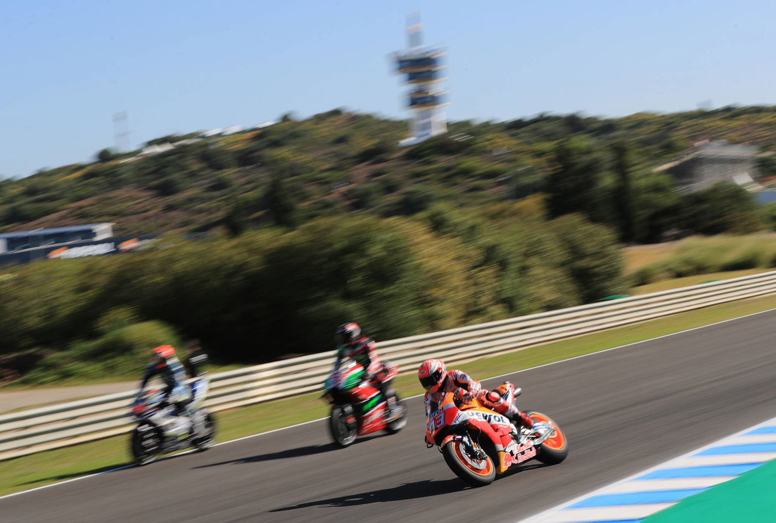 Marquez tercepat saat kedua Repsol Honda tumbang