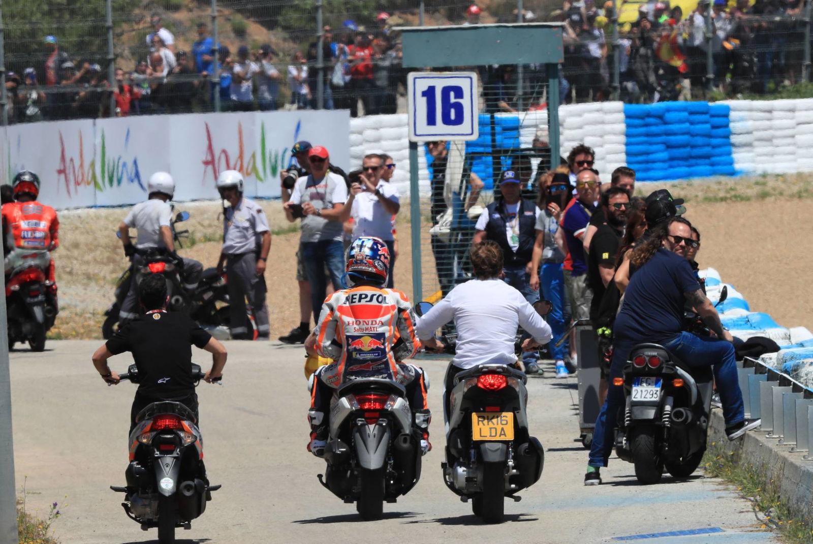 Chain Reaction: Lorenzo, Pedrosa, Dovizioso goyah di Spanyol