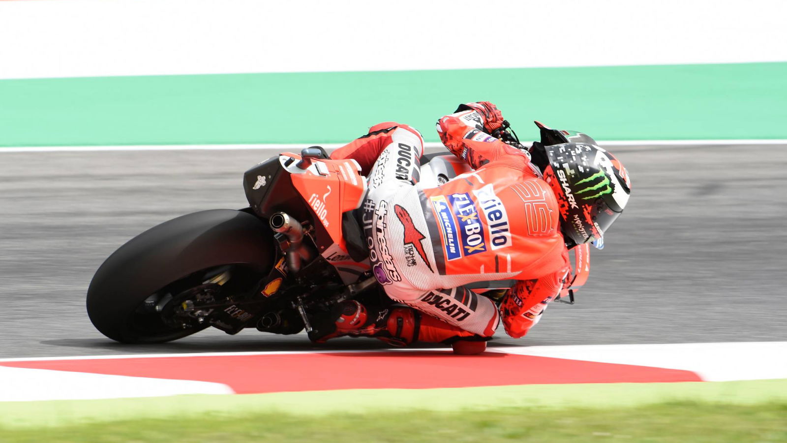 Tunggangan merek dagang Lorenzo memberikan kemenangan pertama Ducati