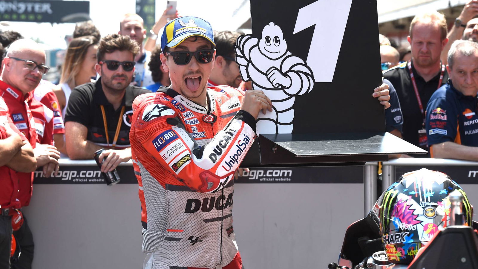 Form man Lorenzo menyegel tiang di Catalunya