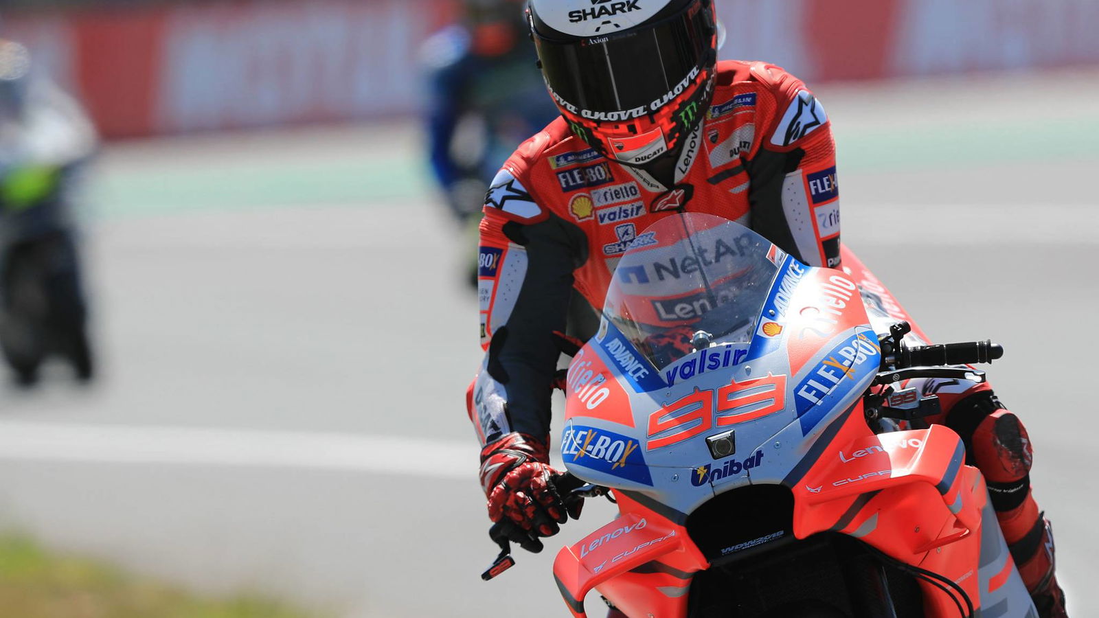 Lorenzo misses 'train','two corners costing us'