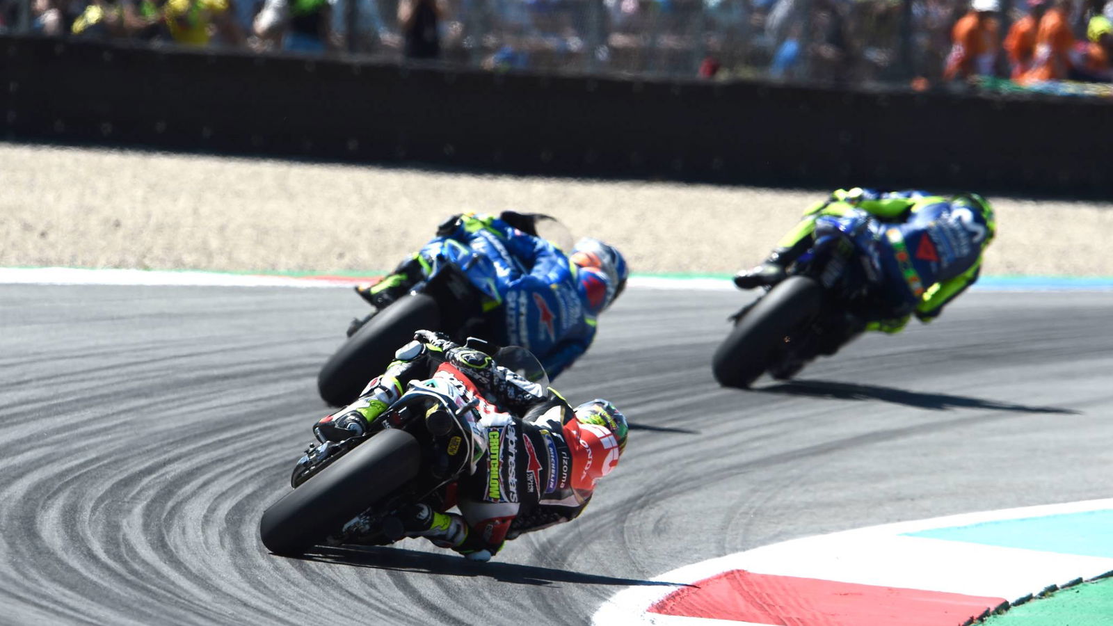 Crutchlow tidak bisa mengoper, podium tergelincir
