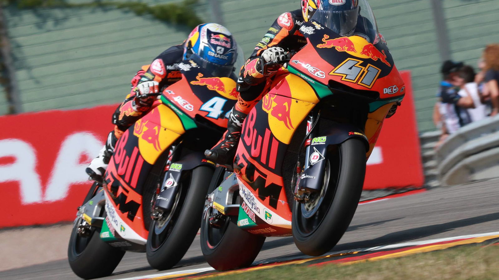 Brad Binder menandatangani kembali KTM