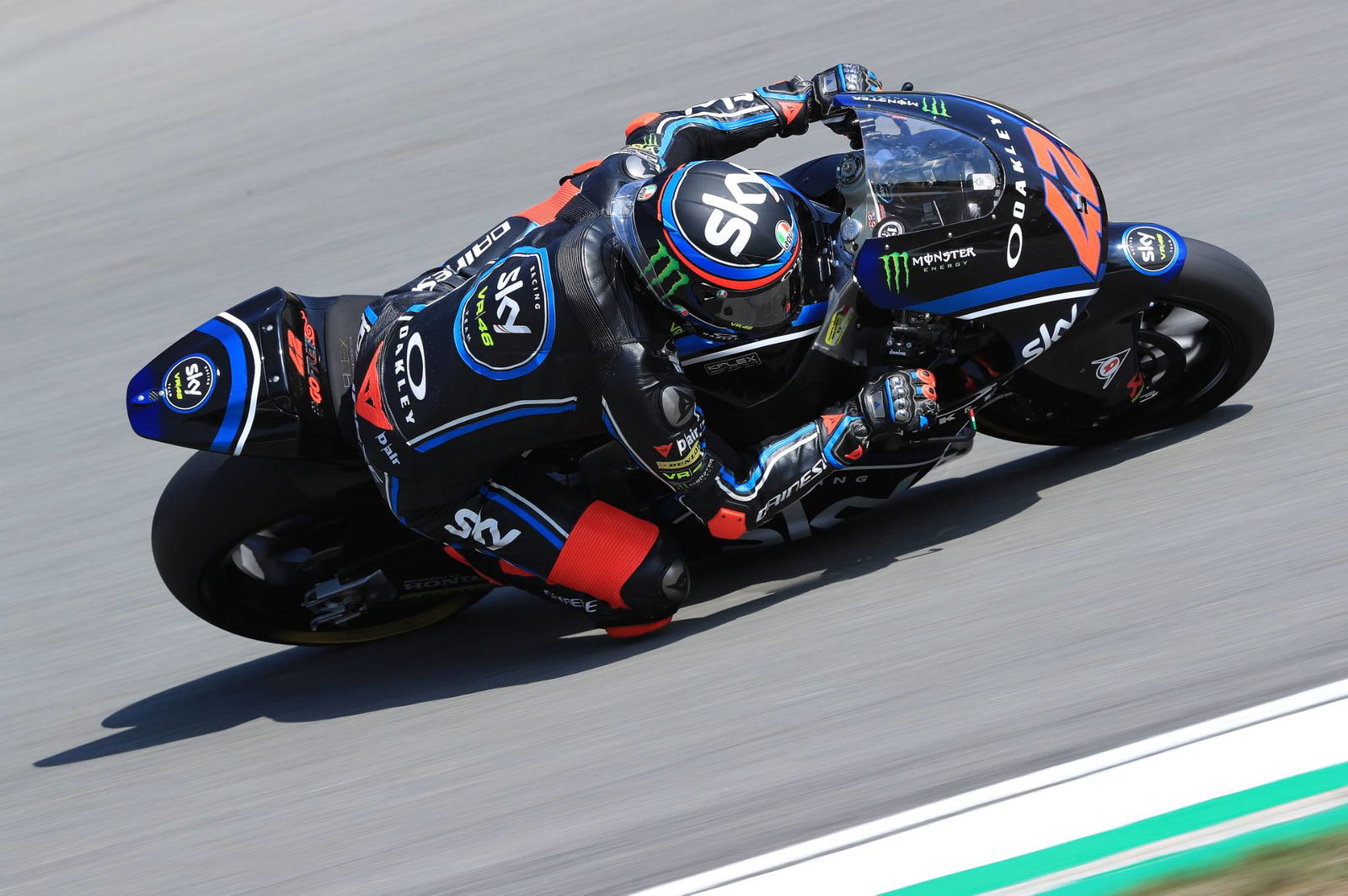 Moto2 Brno: Oliveira di puncak setelah pertarungan putaran terakhir