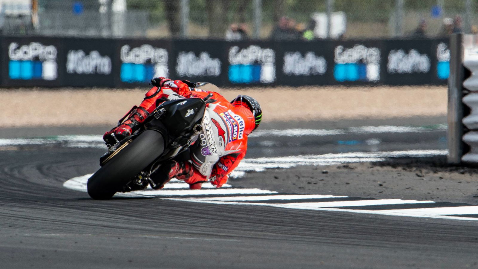 Lorenzo beats Dovizioso to frantic Silverstone pole