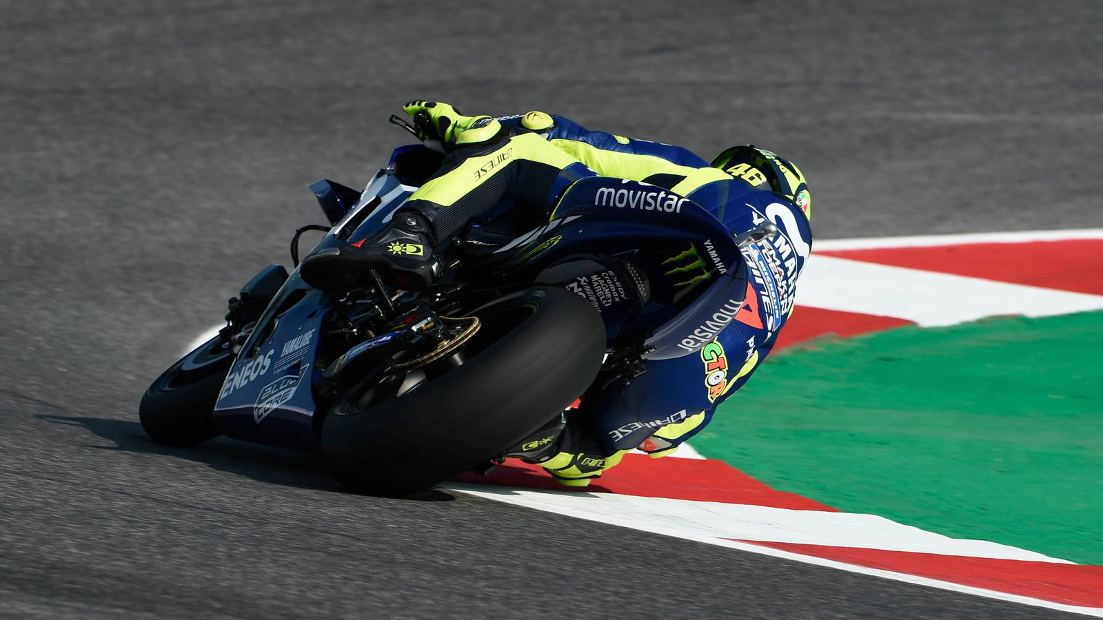 Rossi mempersembahkan helm 'Kembali ke Misano'