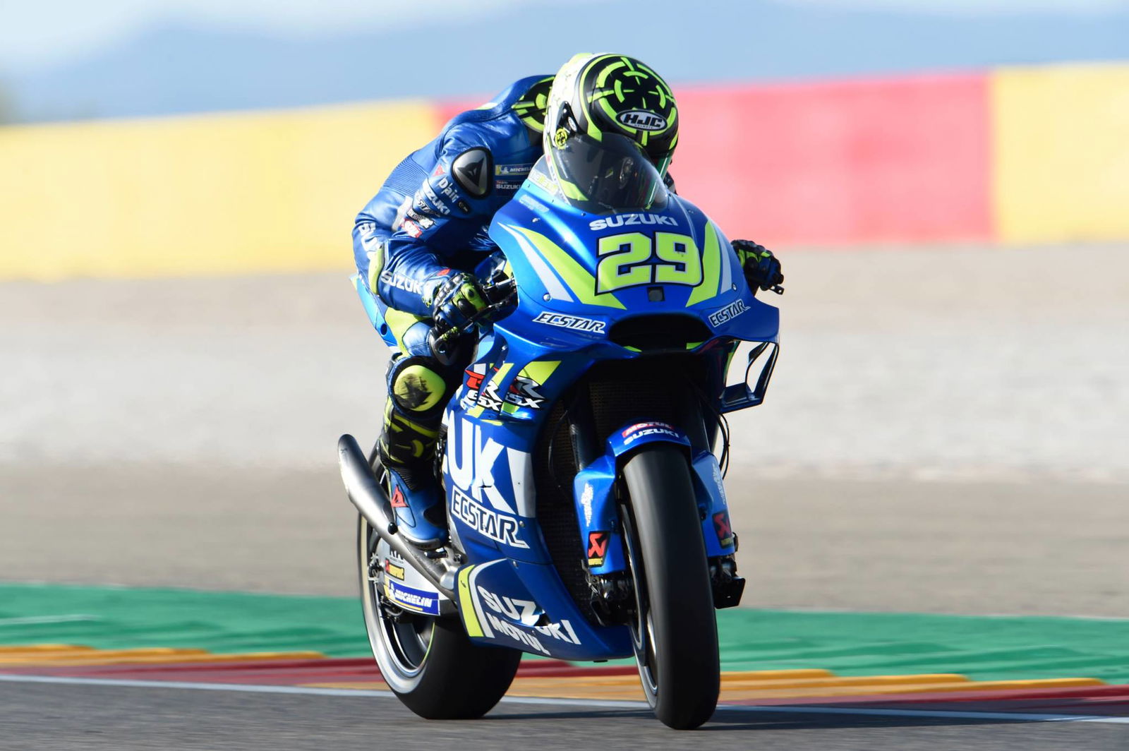 Iannone puncaki Dovizioso, Marquez melakukan pemanasan