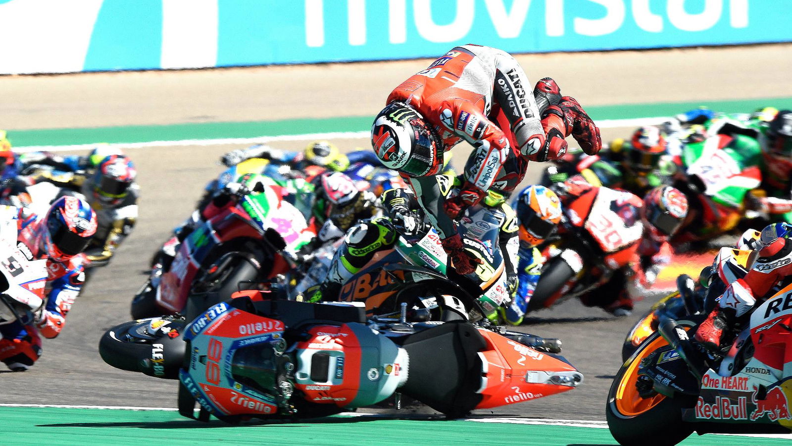 Lorenzo: 'Marc menghancurkan balapan saya, kakiku' - DIPERBARUI