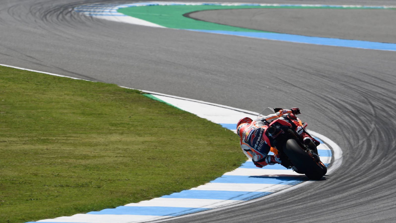 Marquez sees off Rossi for Thailand pole