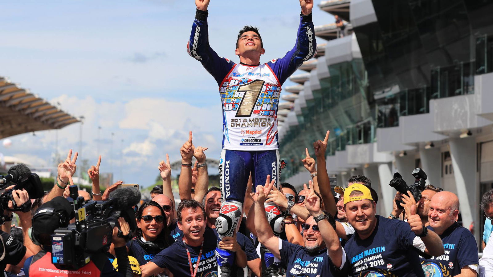 Gresini mempersembahkan gelar Martin untuk Simoncelli
