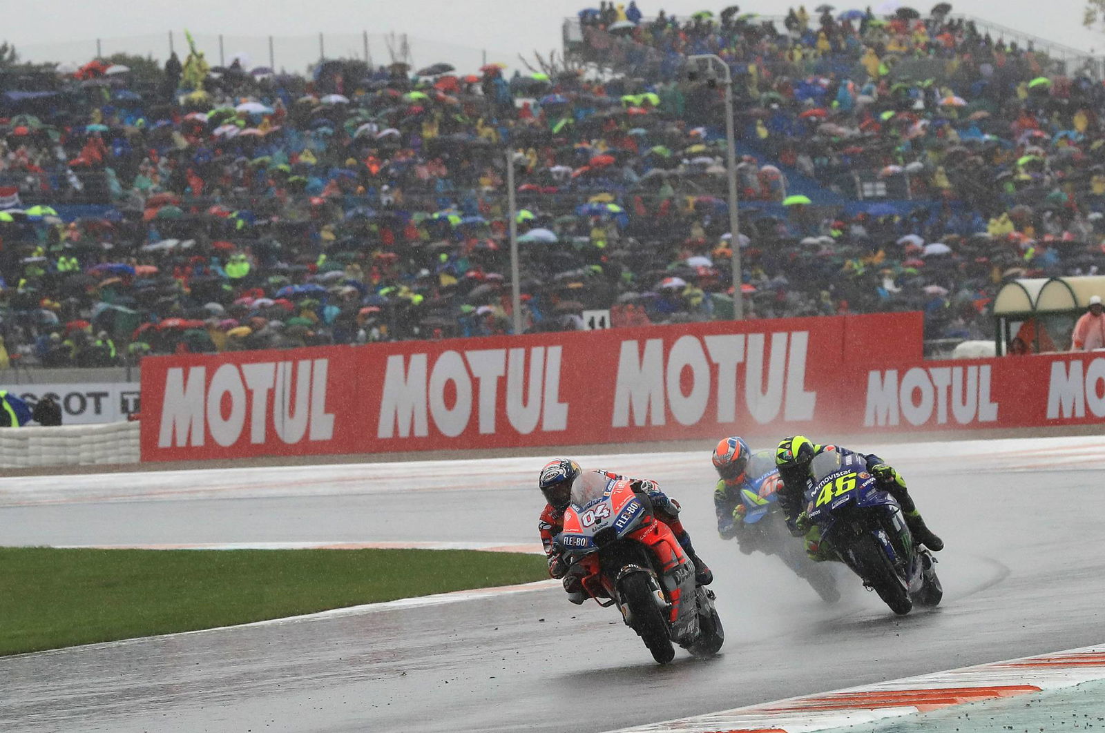 Balapan MotoGP Valencia berbendera merah di tengah hujan deras