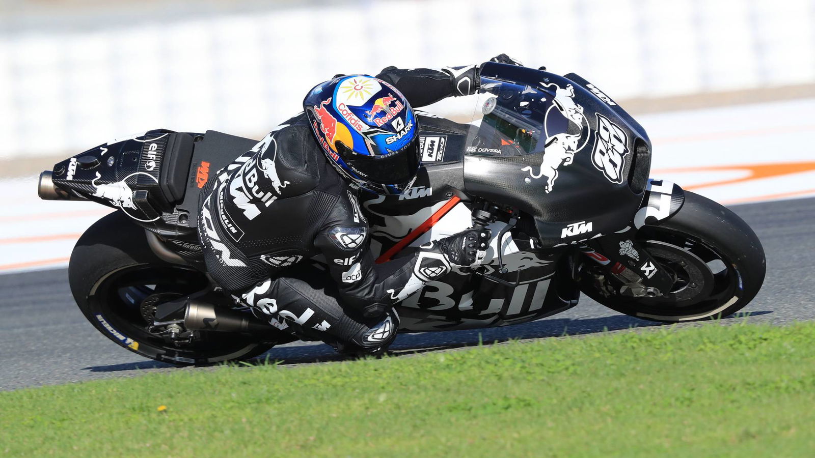Oliveira 'mengerem' dengan KTM Tech3
