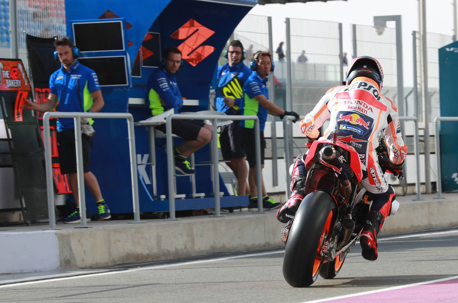 Aprilia: Sebuah sayap menciptakan downforce ...